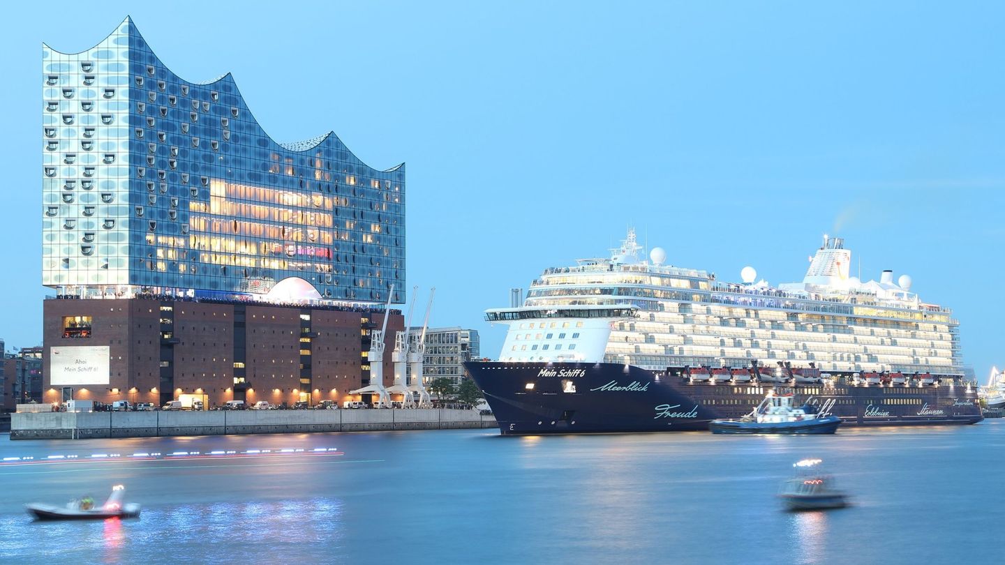 El crucero Mein Schiff 6, de la empresa TUI, junto al edificio Elbphilharmonie en Hamburgo, Alemania. (EFE)