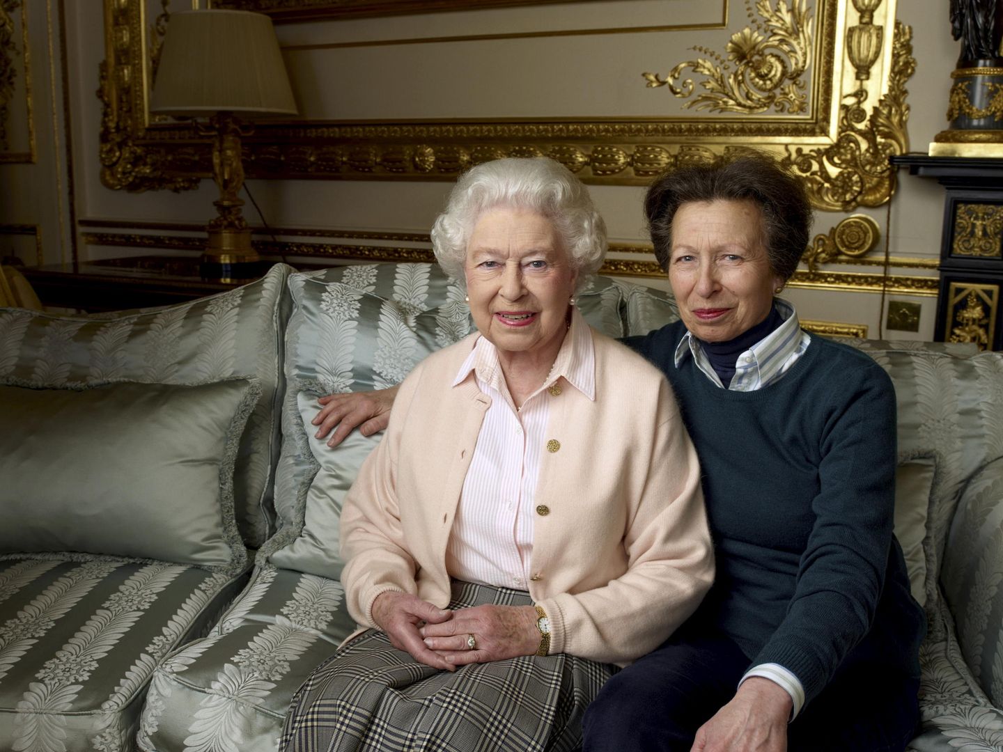Isabel II junto a su hija, la princesa Anna