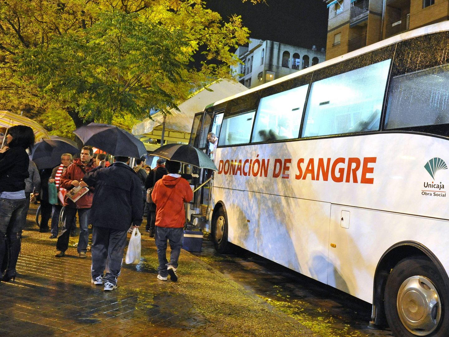 Autobús de donación de sangre en Granada. (EFE/Miguel Ángel Molina)