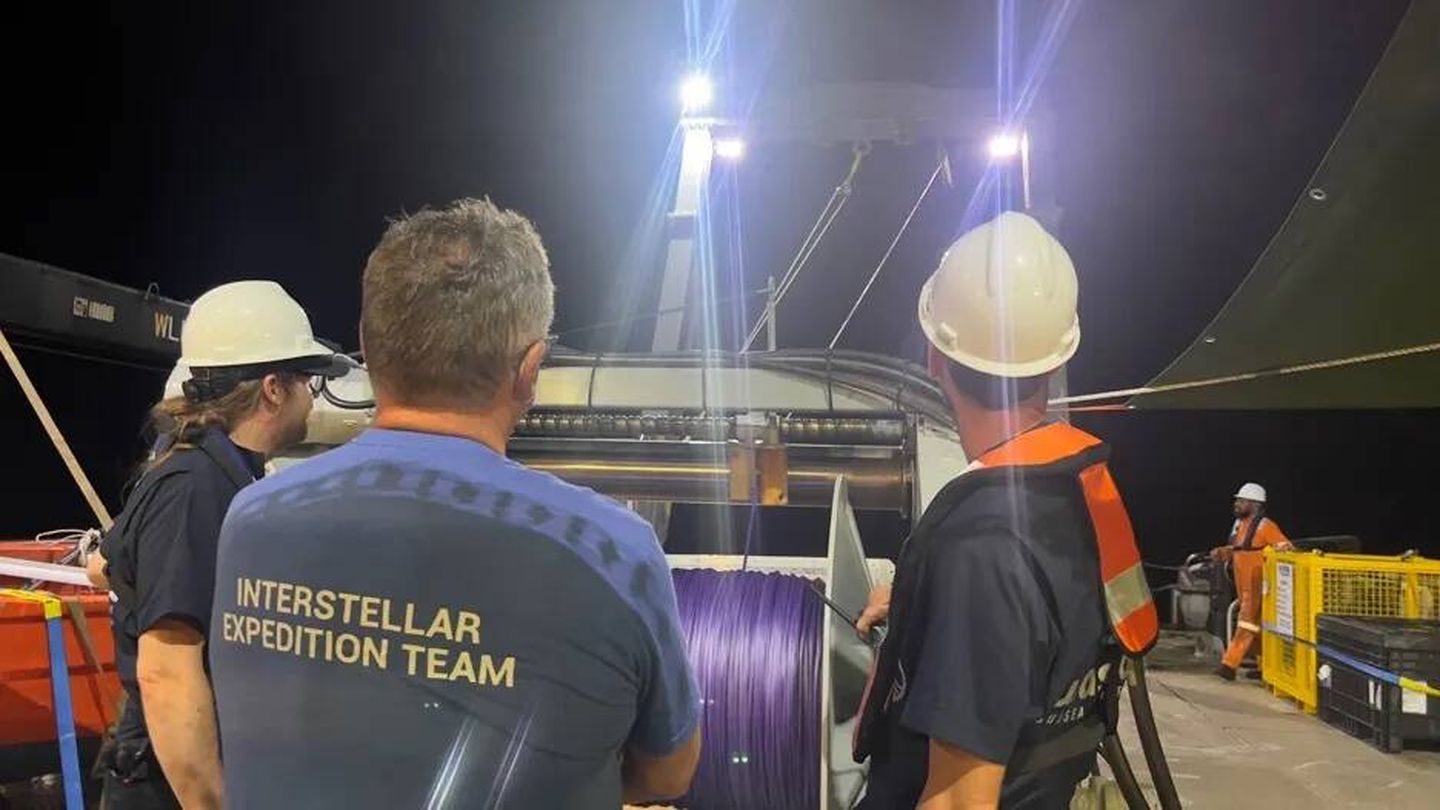 Miembros del equipo de expedición interestelar en la cubierta delantera de la nave, Silver Star, al bajar el trineo magnético al fondo del océano en una prueba a una profundidad de 1,7 kilómetros. (Avi Loeb)