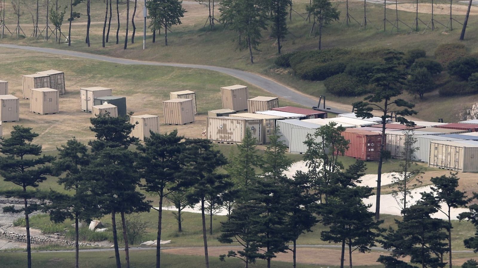 Foto: Vista general de contenedores en los que se cree que hay material relacionado con el sistema estadounidense antimisiles THAAD en un campo de golf en Seongju (EFE)