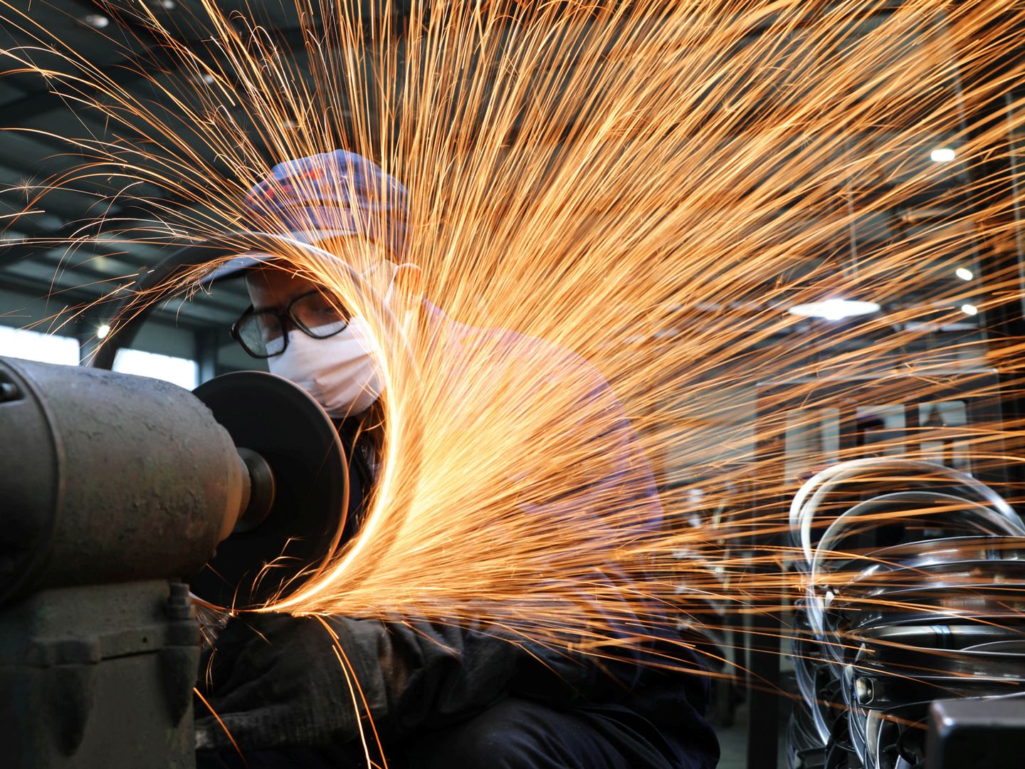 Foto de archivo de un trabajador en una industria metalúrgica. (Reuters)