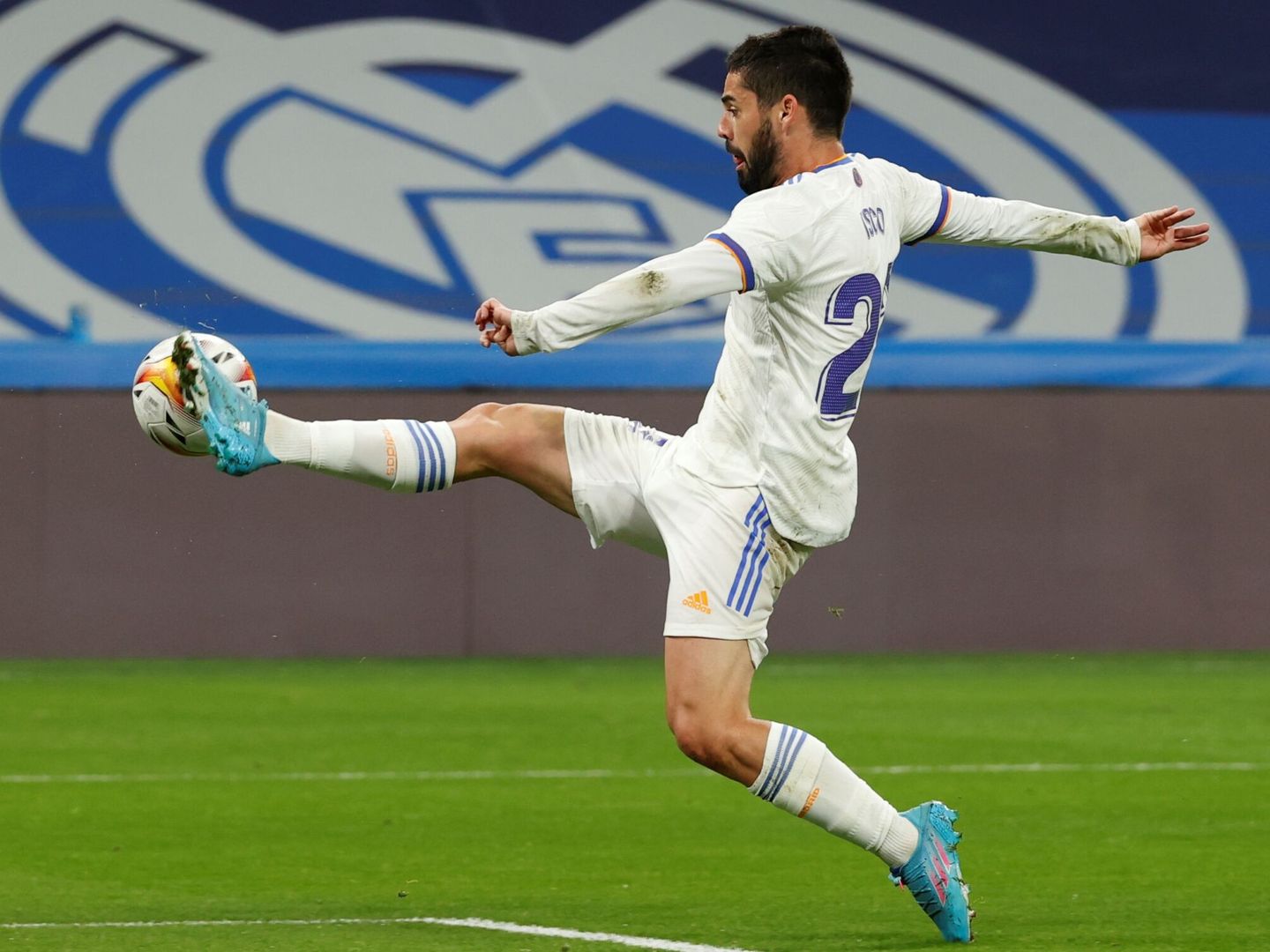 Isco controla un balón en un partido del Real Madrid