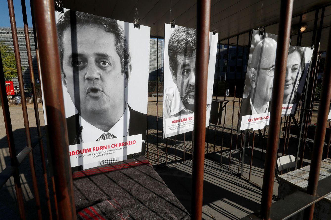 Imagen del interior de las 'celdas' instaladas en Bruselas, con retratos de los políticos catalanes en prisión.