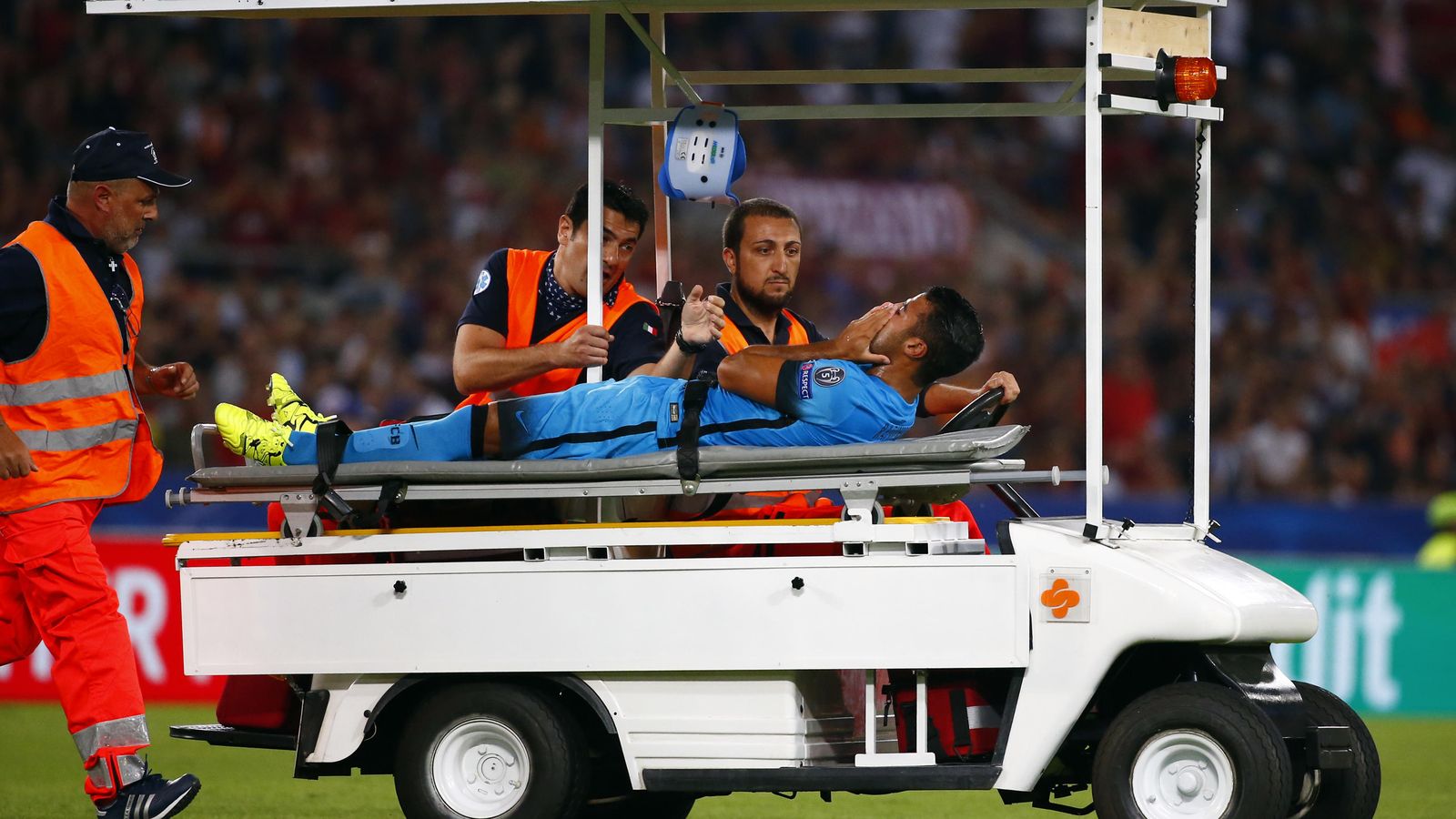 Foto: Rafinha se retiró lesionado nada más entrar al campo (Reuters)