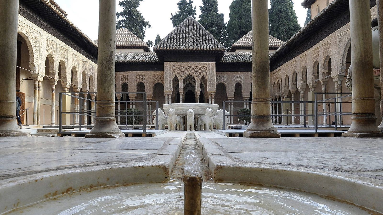 Foto: El patio de los leones de la Alhambra. (Efe)