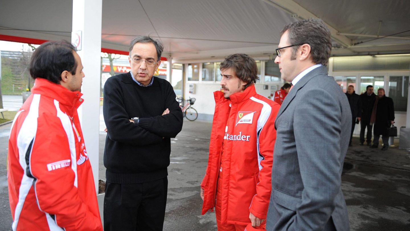 Felipe Massa, Sergio Marchionne, Fernando Alonso y Stefano Domenicali conversan entre ellos. (Ferrari)