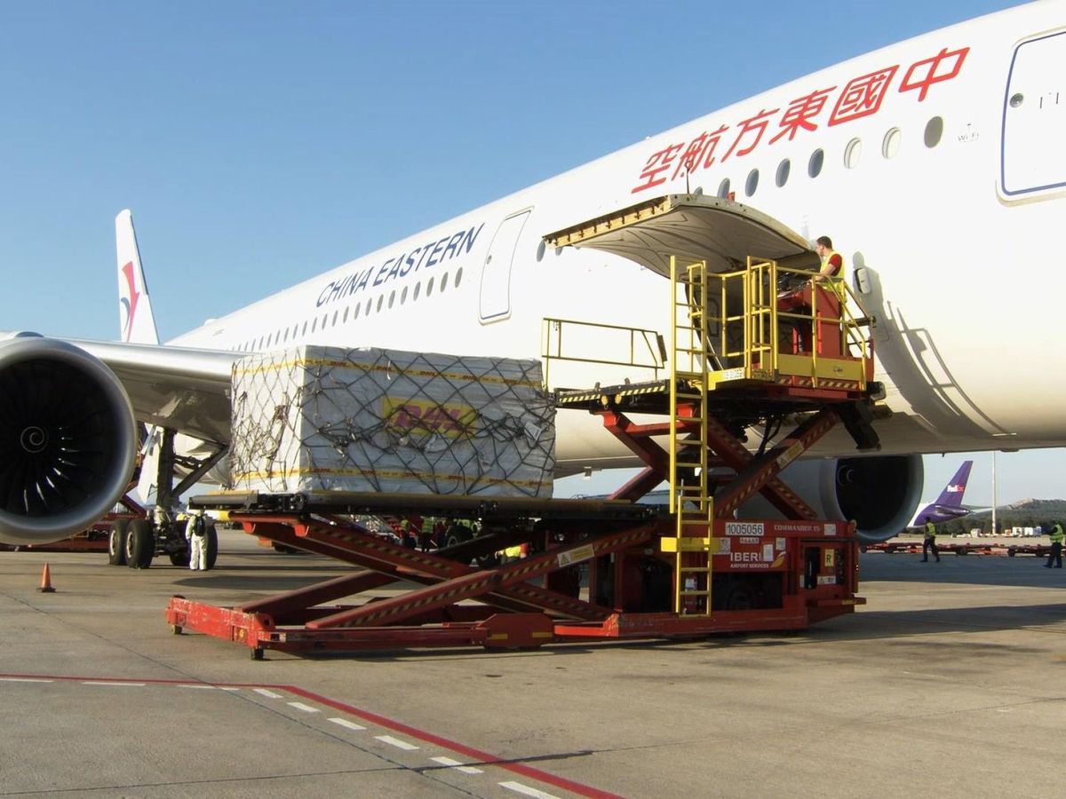 Foto: Imagen de un avión chino con 620.000 mascarillas de Ferrovial tras aterrizar este lunes en el aeropuerto de Madrid. (EFE)