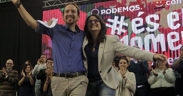 Foto: El líder de Podemos junto a Mónica Oltra en un acto en Alicante. (Reuters)
