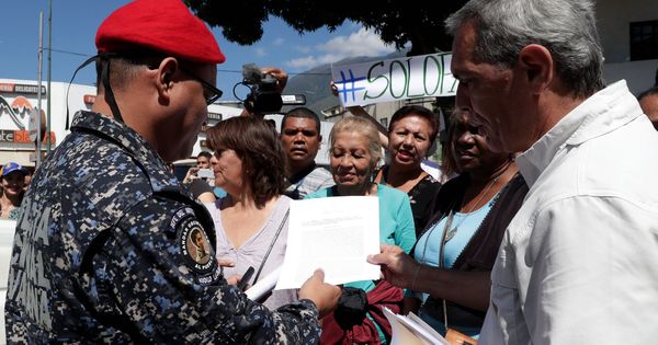 Foto: Opositores entregan a militares el texto de ley. (EFE)