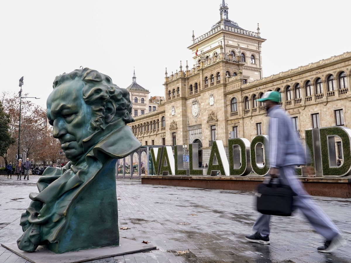 Foto: Un hombre pasa junto a una réplica del galardón de los Premios Goya en el centro de Valladolid. (EFE/Nacho Gallego)