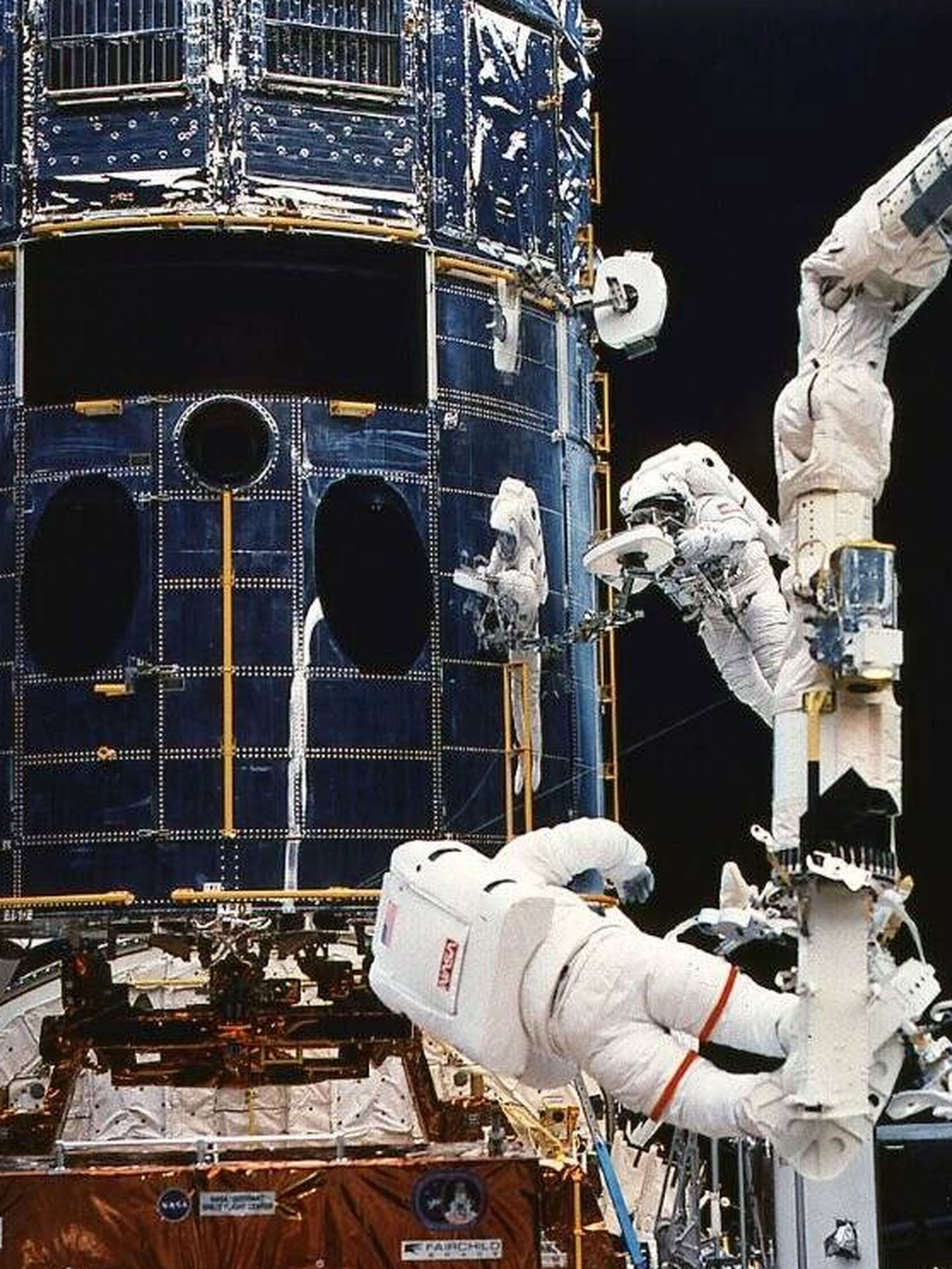 El astronauta Jeffrey Hoffman se prepara para instalar la nueva cámara planetaria del Hubble mientras Story Musgrave le asiste durante la misión STS-61 del Endeavour en 1993. (NASA)
