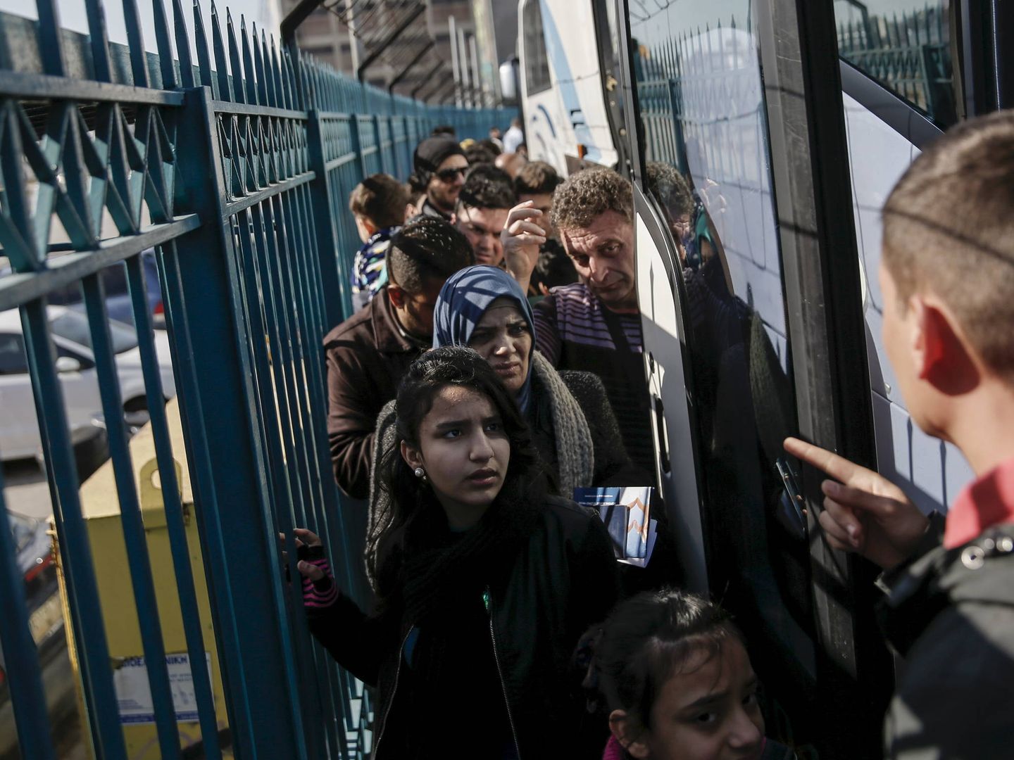 Refugiados sirios e iraquíes, antes de subir a un autobús hacia la frontera con Macedonia, en Atenas. (Reuters)