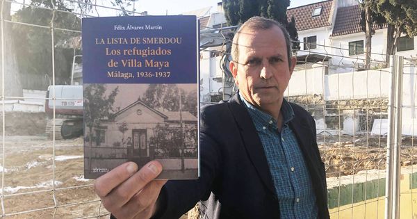Foto: Félix Álvarez enseña su libro sobre Porfirio Smerdou y Villa Maya. (Agustín Rivera)