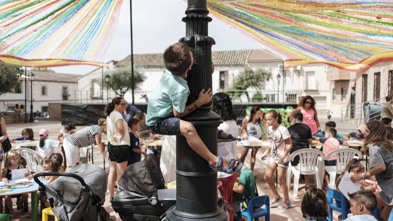 Foto: Un niño juega en la plaza de El Casar de Escalona. (S. B.)