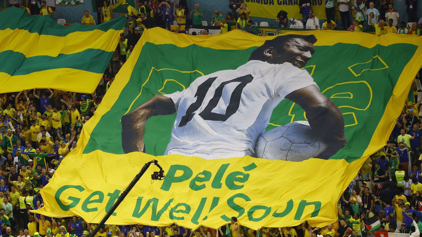 Homenaje de la afición brasileña a Pelé. (Reuters/Peter Cziborra)