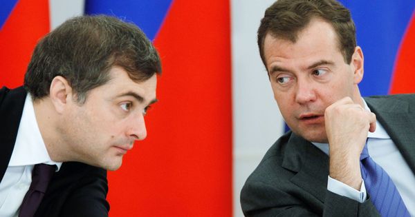 Foto: Vladislav Surkov y Dmitry Medvedev en 2011. (Efe)
