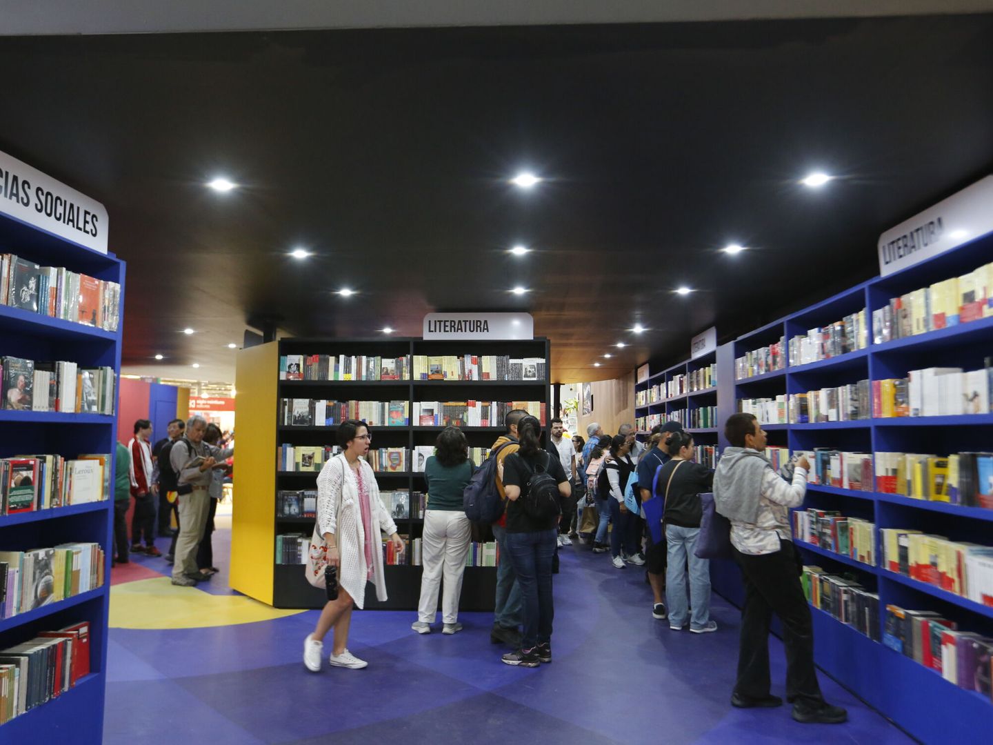 Visitantes a la Feria Internacional del Libro de Guadalajara 2023. EFE / Francisco Guasco