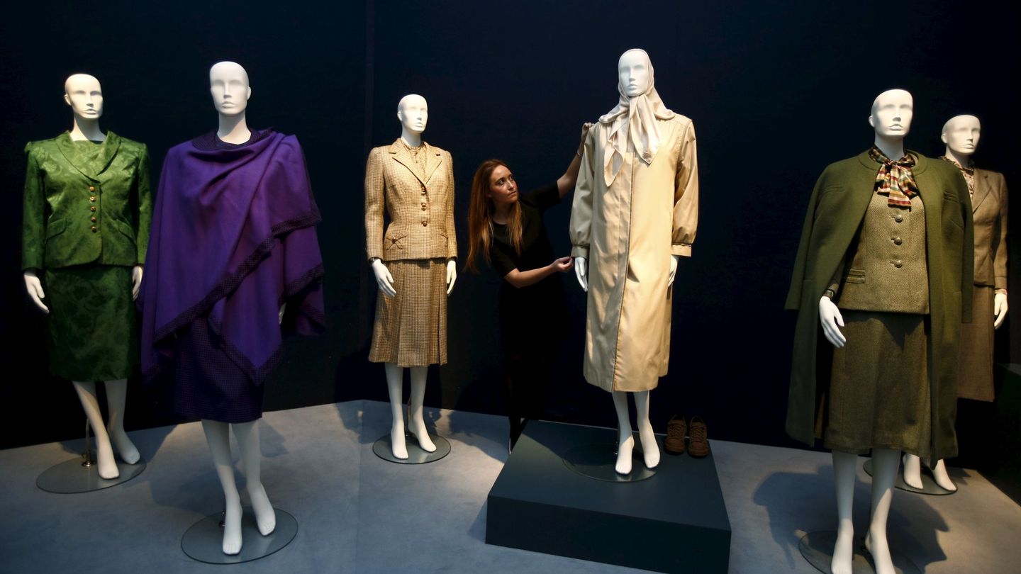 La ropa de Margaret Thatcher en Christie's. (Reuters)