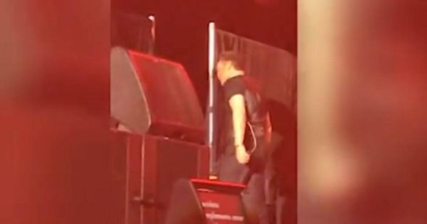 Foto: Captura de un vídeo del concierto en el que, supuestamente, Luis Miguel le lanza el micro a un técnico.