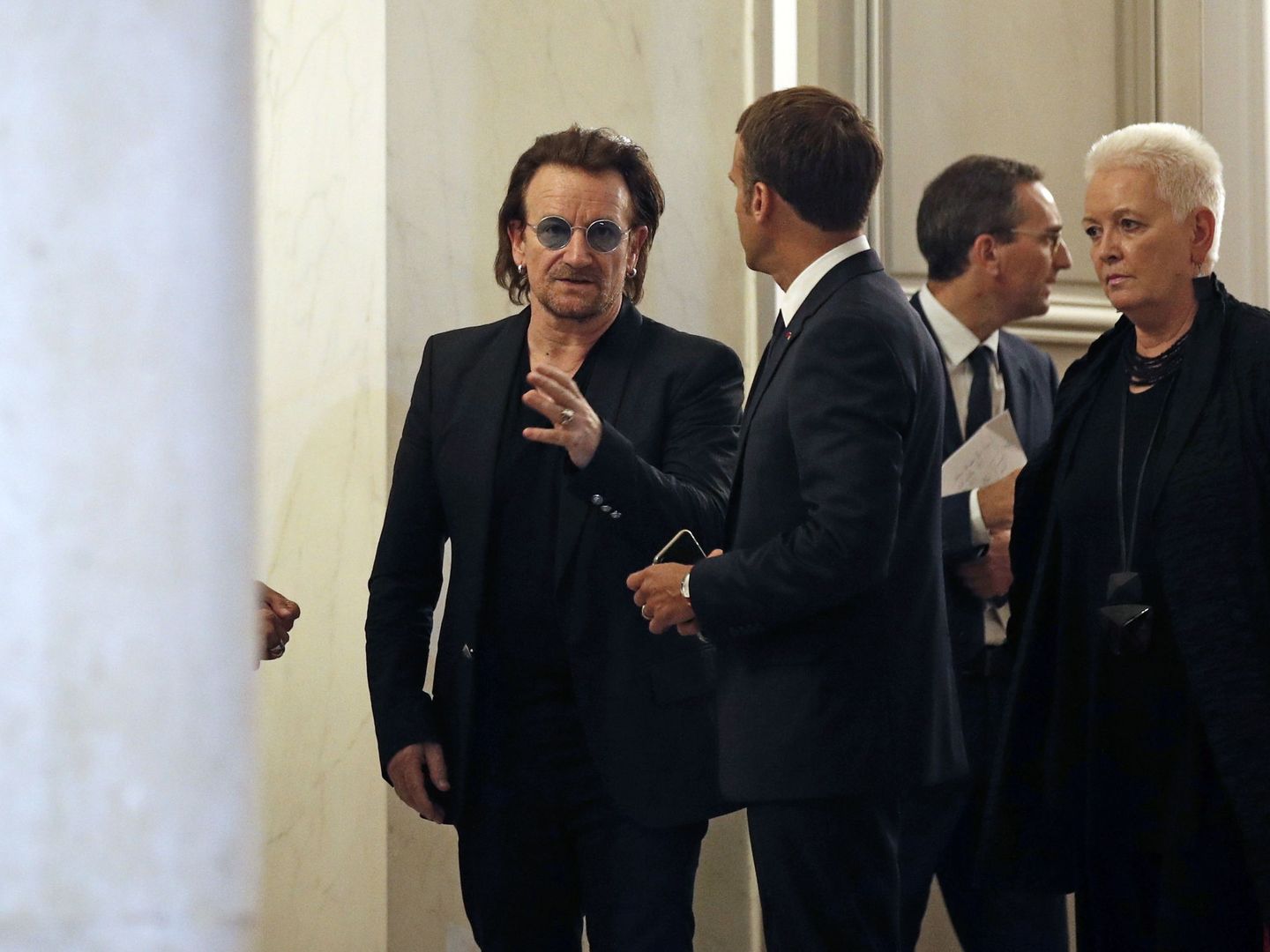 Macron habla con Bono durante una reunión en el Palacio del Elíseo en París, Francia, el 10 de septiembre de 2018 (EFE)