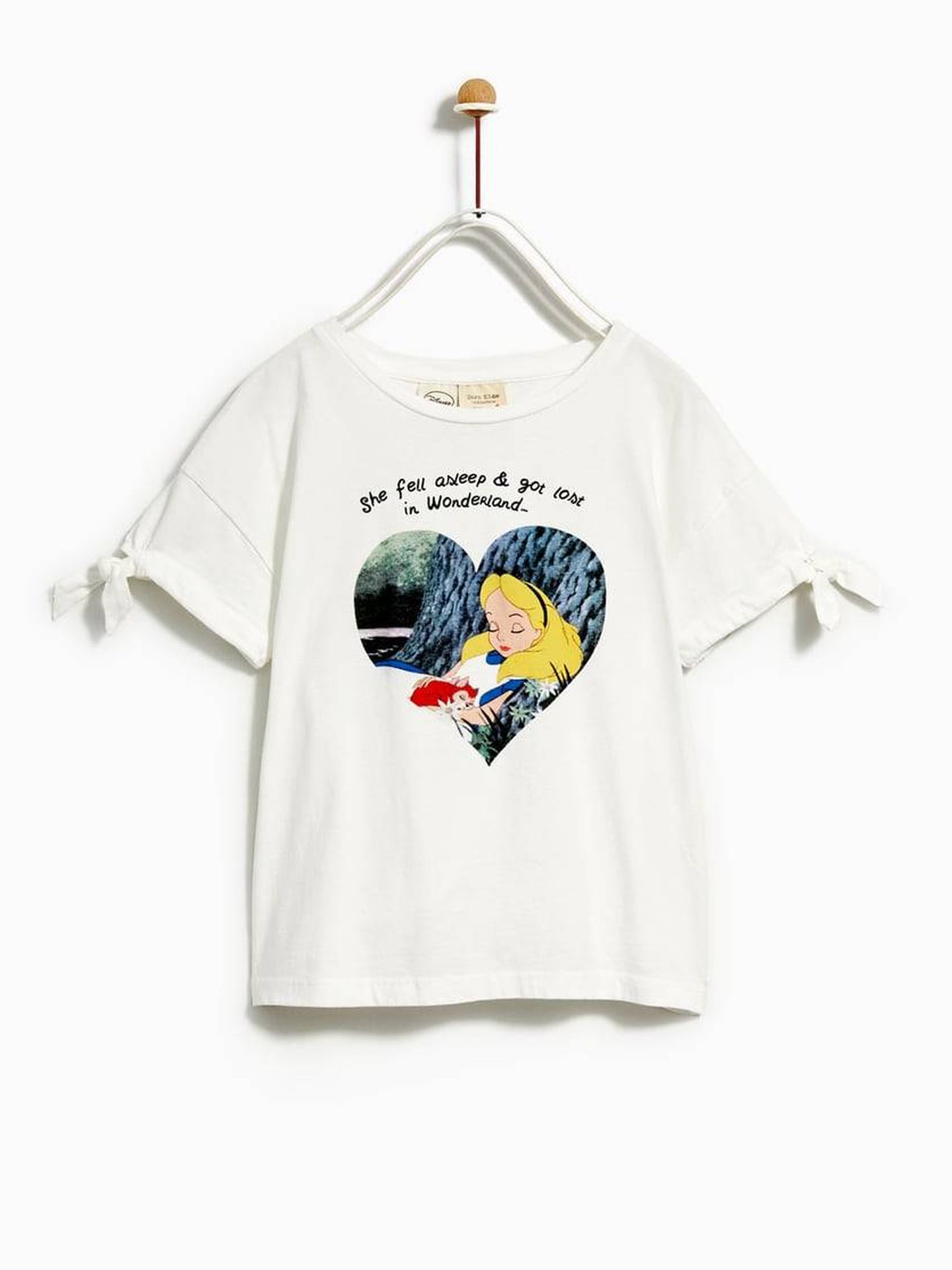 Camiseta de 'Alicia en el país de las maravillas'. (Zara)
