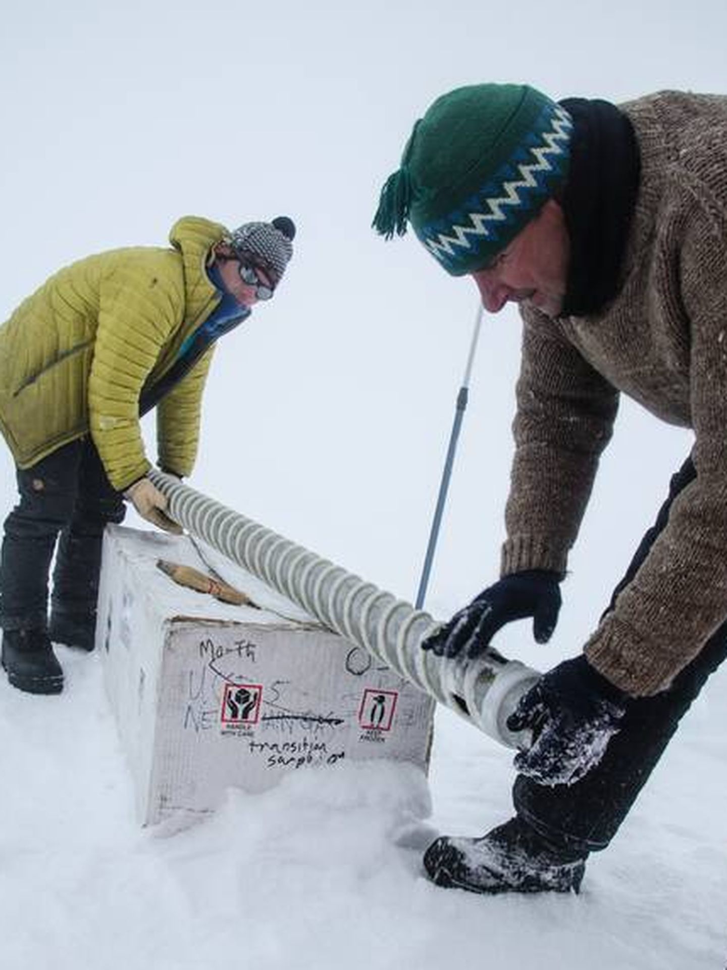 Los investigadores preparando las herramientas para extraer las muestras de hielo centenario. Foto: Sarah Das/Woods Hole Oceanographic Institution