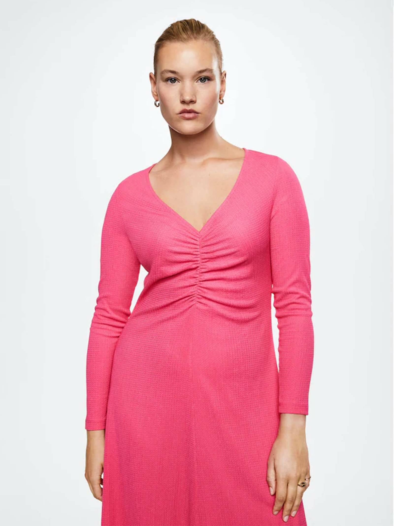 El vestido rosa de Mango ideal para tallas curvy al puro estilo 'barbiecore'. (Cortesía)