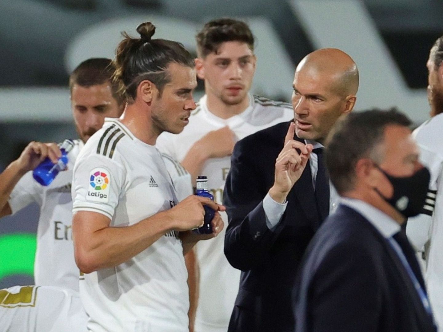 Zidane habla con Bale durante una pausa de hidratación. (Efe)