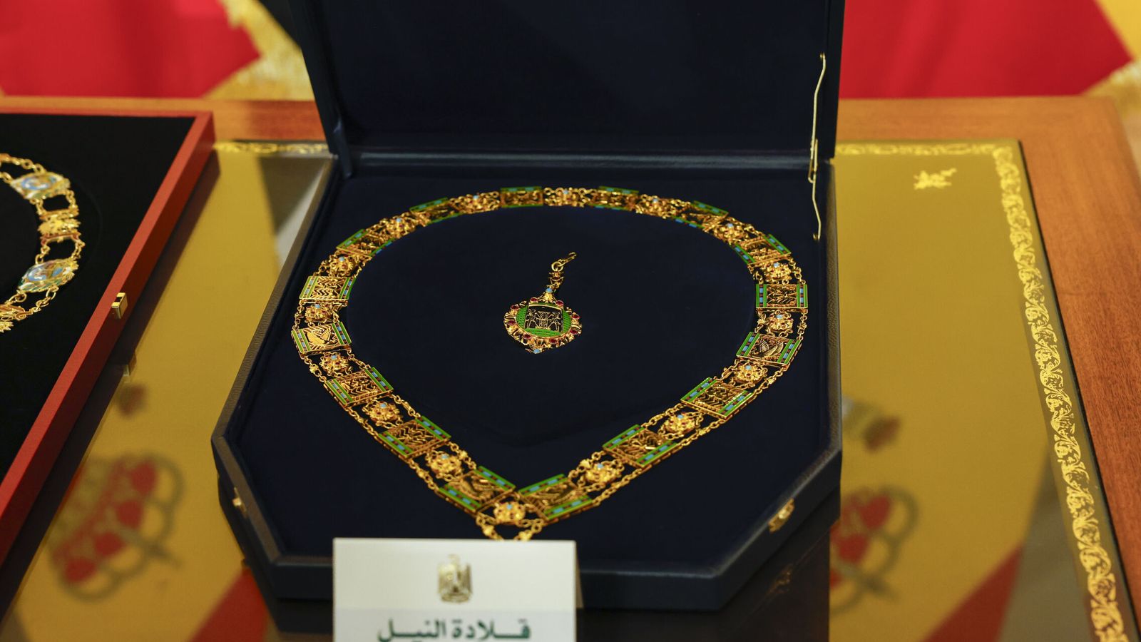 Qué es el Collar de la Orden de Isabel la Católica que recibe Macron y quién lo tiene en España