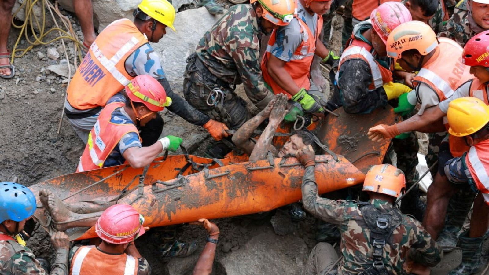 Rescatan a dos trabajadores de un túnel en Nepal y aseguran que hay más supervivientes