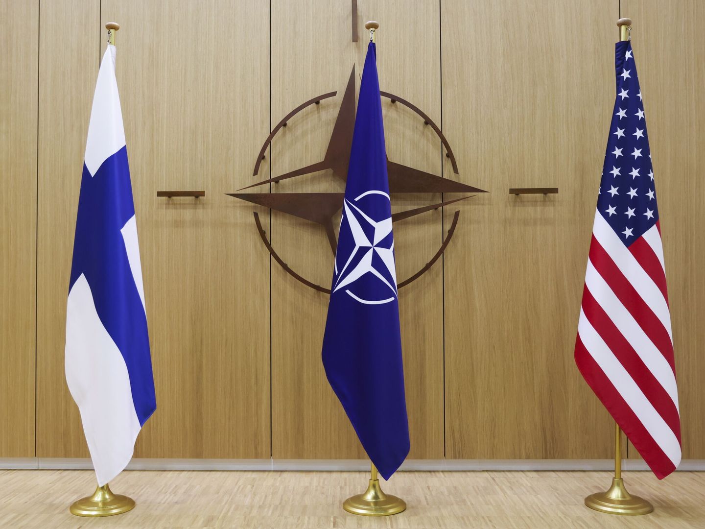 Banderas de Finlandia, de la OTAN y de Estados Unidos en la sede de la Alianza Atlántica. (EFE)