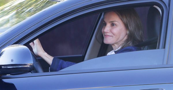 Foto: La reina Letizia saluda desde el coche. (Gtres)