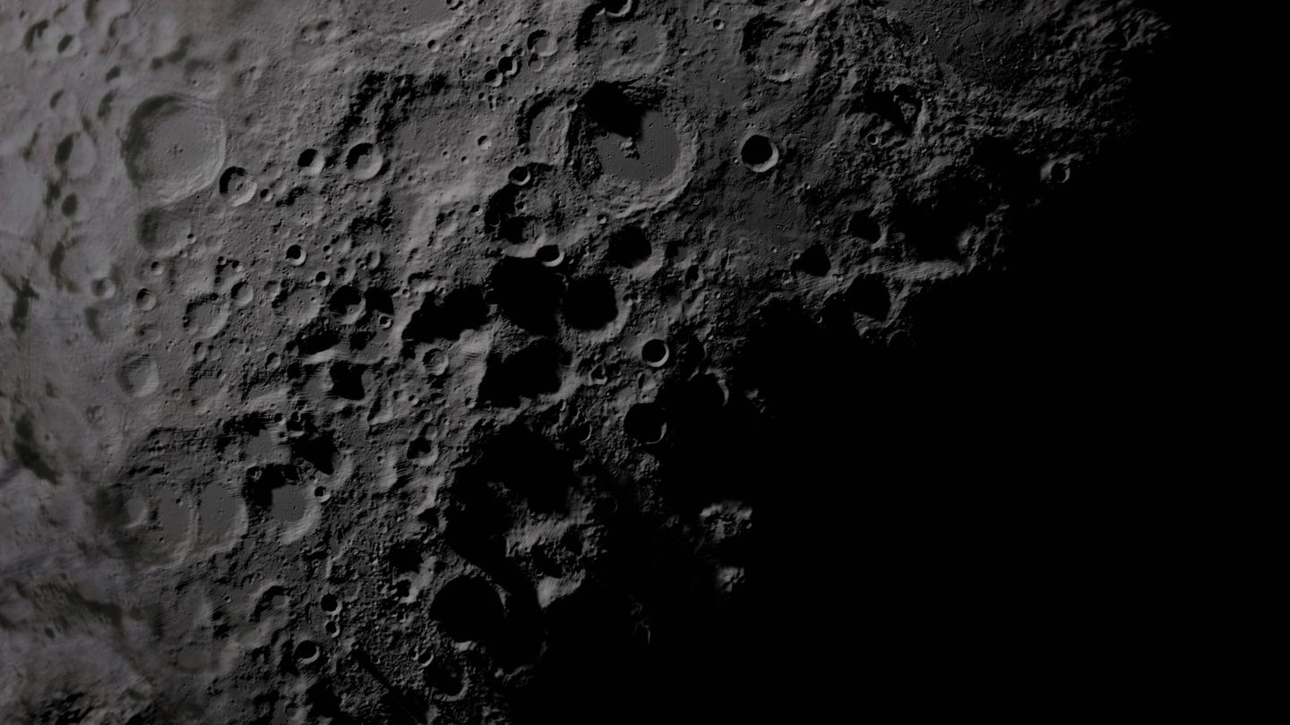 Superficie con cráteres de la Luna. (Foto: NASA)
