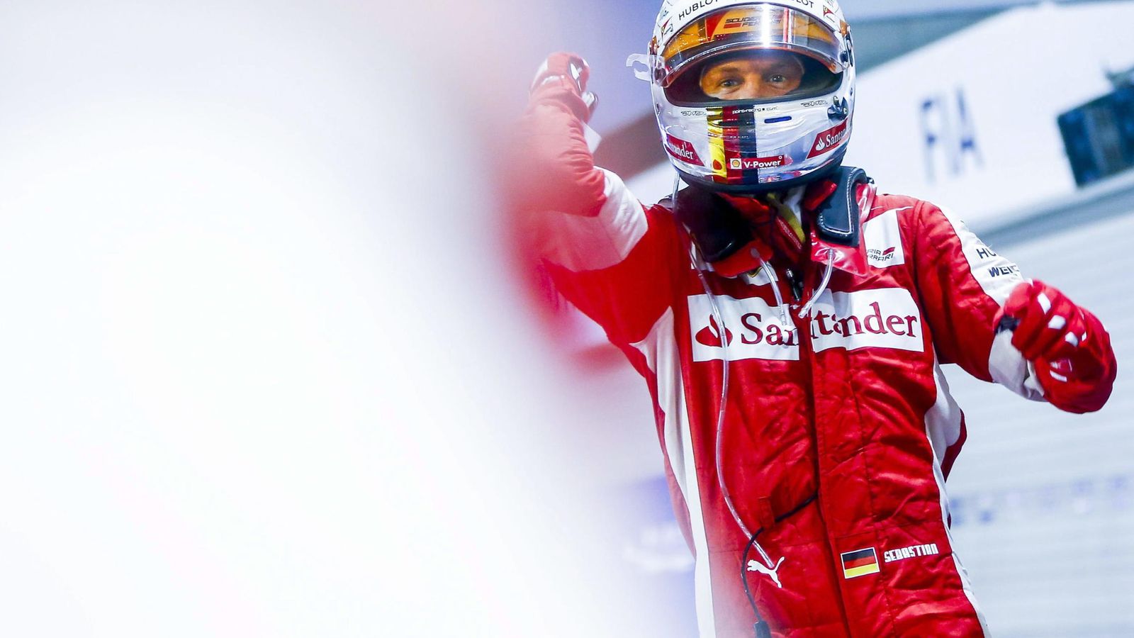 Foto: Sebastian Vettel tras bajarse de su monoplaza en Singapur, hace un año.