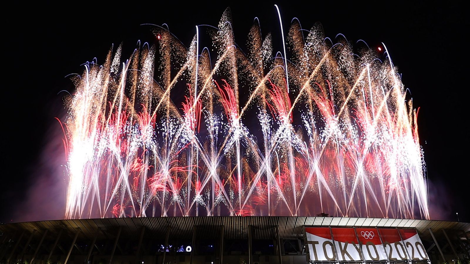 El estadio olímpico de Tokio y sus espectaculares fuegos artificiales. (Reuters)