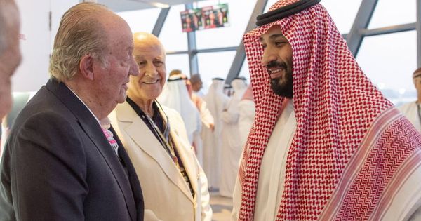 Foto: Mohammad Bin Salman saluda al rey emérito Juan Carlos. (EFE)