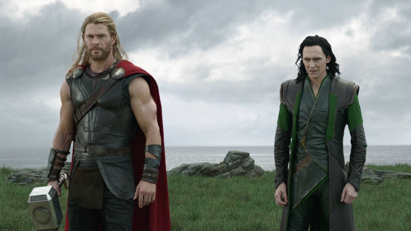 Chris Hemsworth y Tom Hiddleston, en 'Thor: Ragnarok'. (Disney)