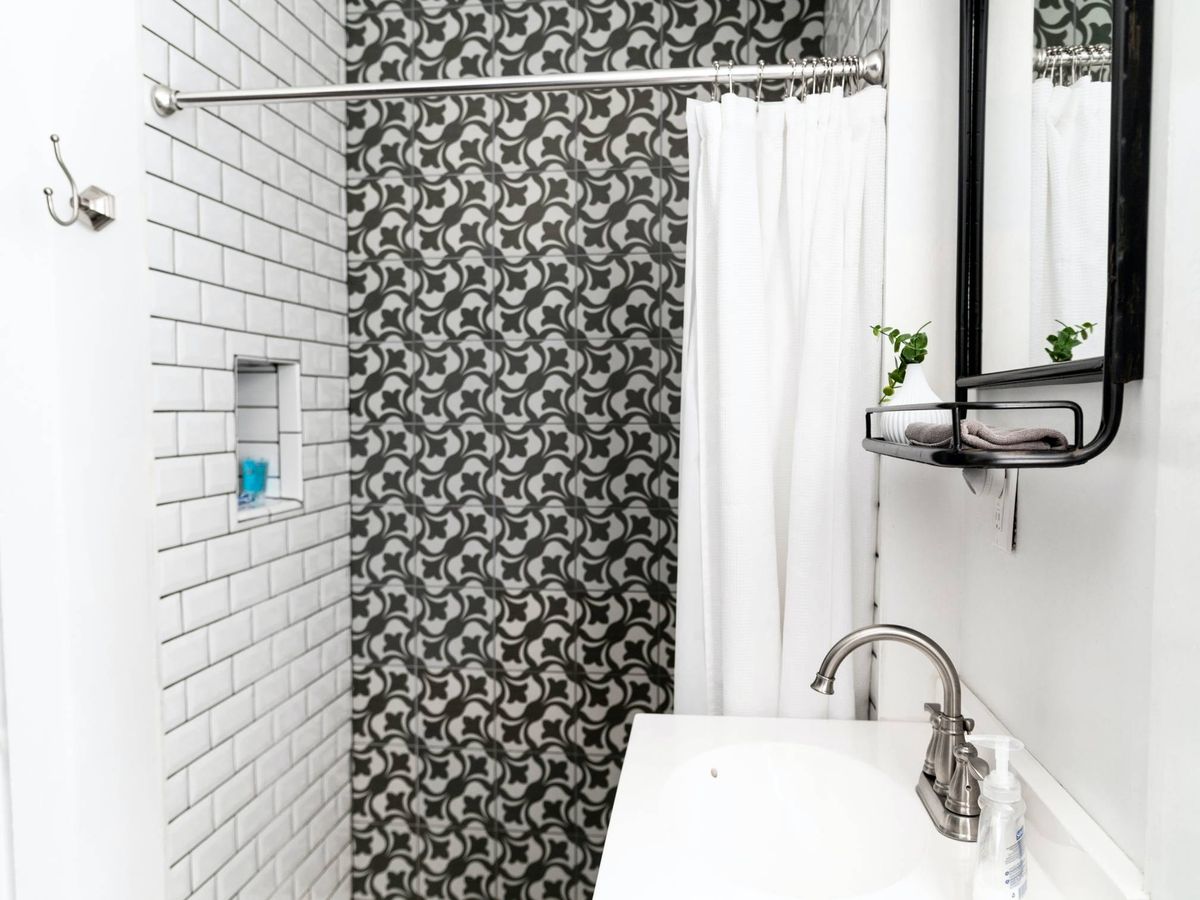 Foto: La cortina evita que el agua salpique fuera de la ducha (Foto: Unsplash)
