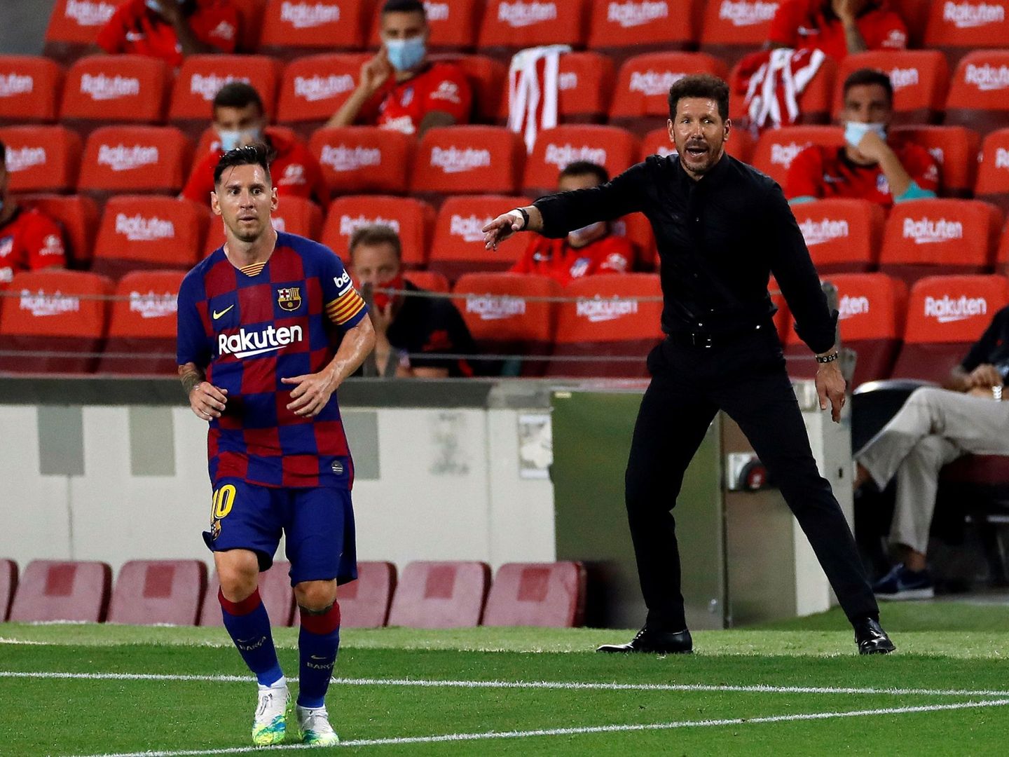 Simoene da instrucciones durante el último partido entre el Atlético y el Barça de Messi. (EFE)