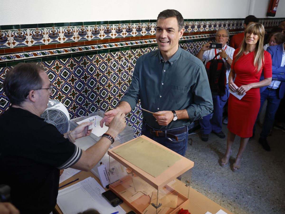 Foto: El presidente del Gobierno en funciones, Pedro Sánchez, ejerce su derecho al voto en las últimas elecciones generales. (EFE/Ballesteros)