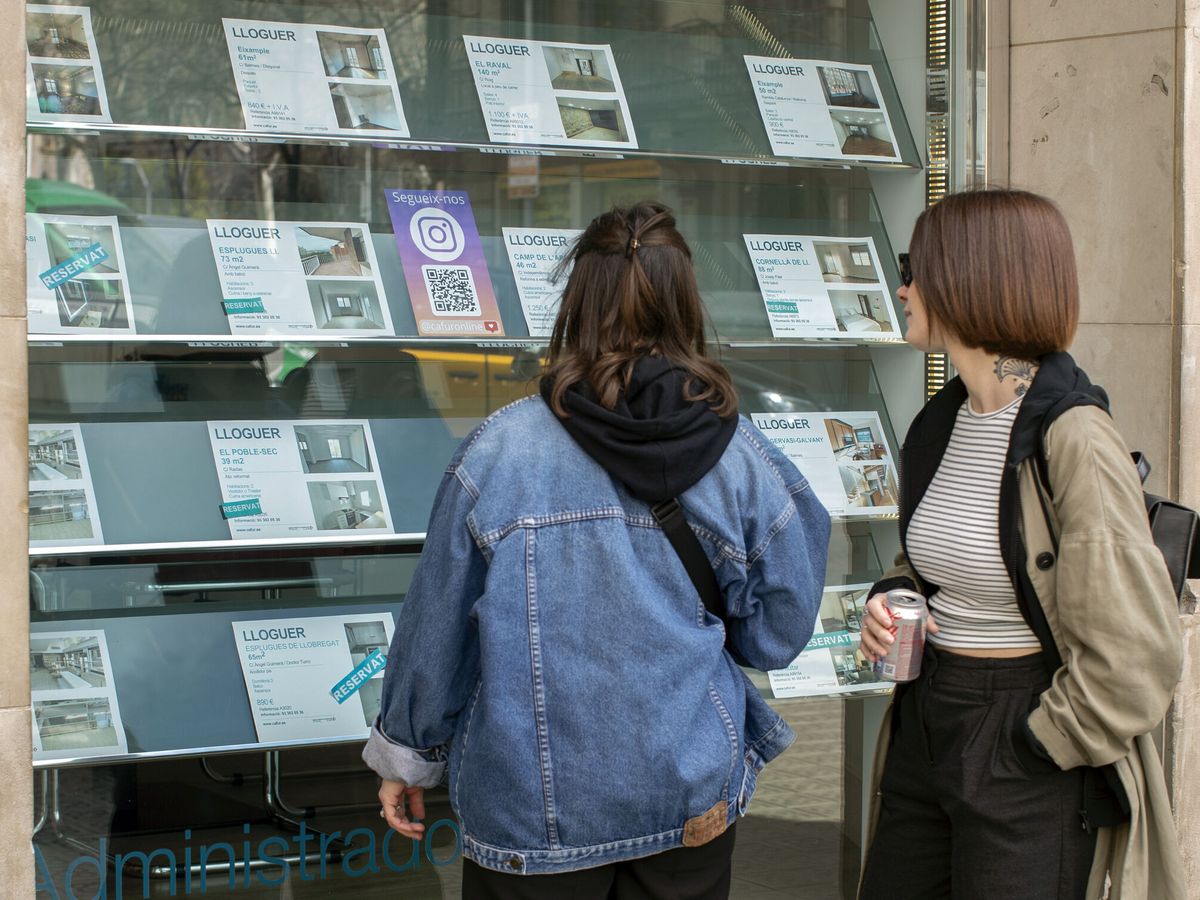 Foto: Vista de dos personas que observan ofertas de pisos. (EFE/Marta Pérez)