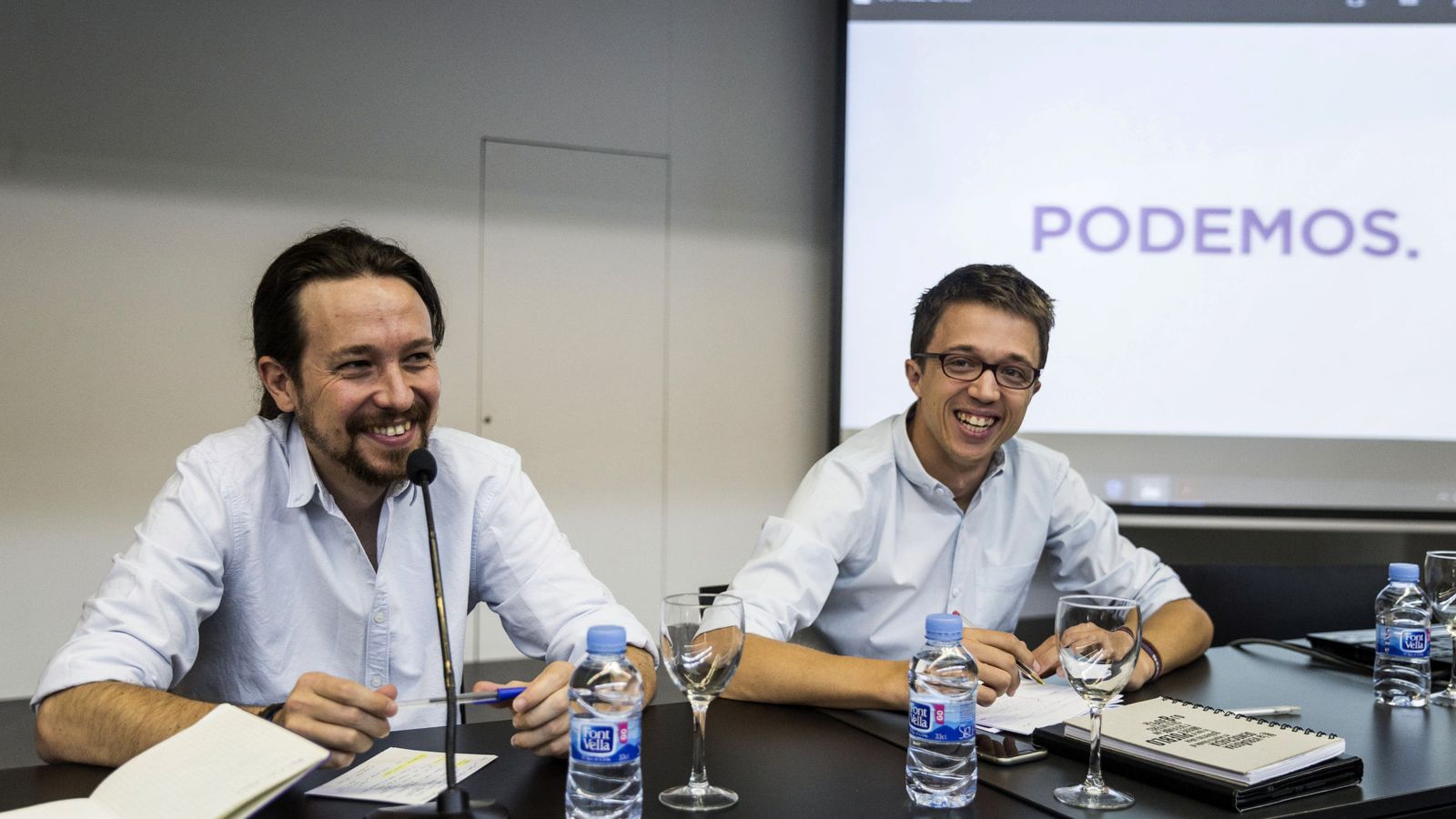 Foto: El líder de Podemos, Pablo Iglesias (i) y el director de campaña y secretario político, Íñigo Errejón (d), al inicio de la reunión del último consejo ciudadano. (EFE)