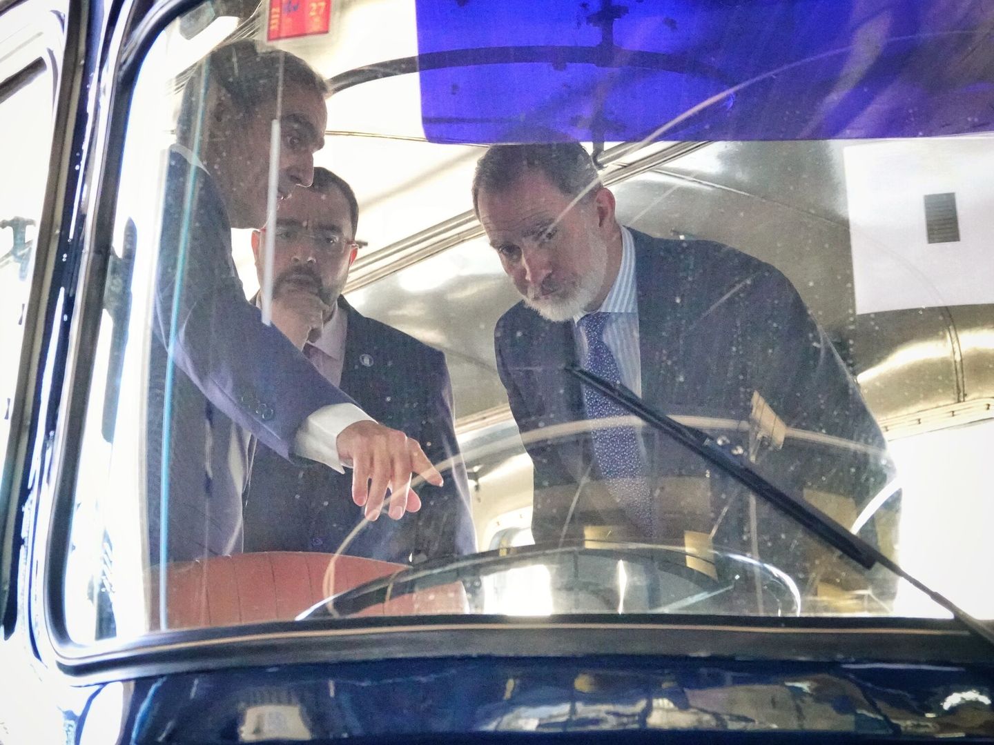 El rey Felipe VI en uno de los autocares de Alsa. (Europa Press)