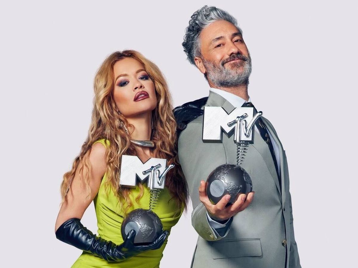 Foto: Rita Ora y Taika Waititi, presentadores de los MTV EMA 2022. (MTV)