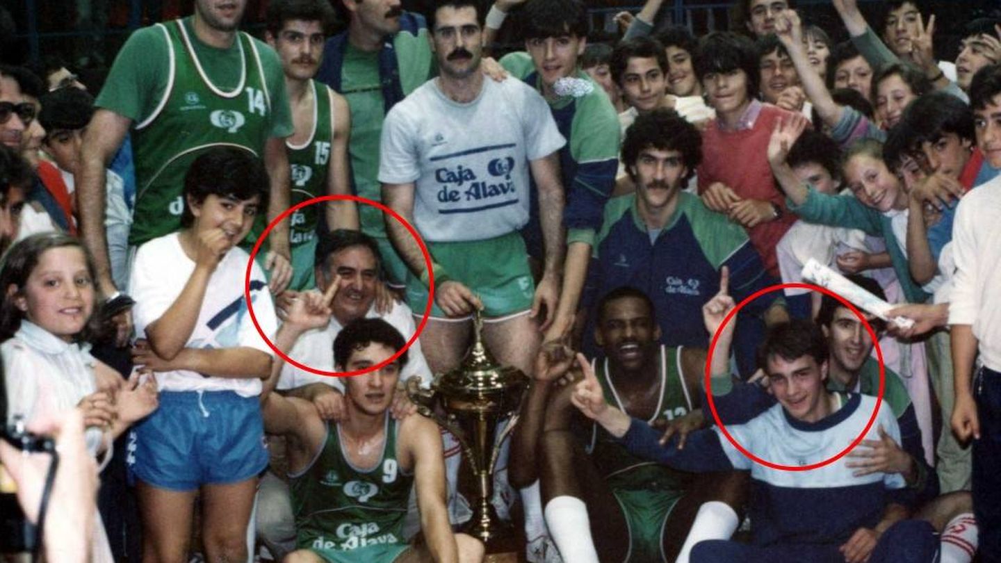 Pablo Laso y Xabier Añua en la celebración del primer título de la historia del Baskonia, el Trofeo Asociación de la ACB en la temporada 84-85. (Foto: Club Doncel CP)