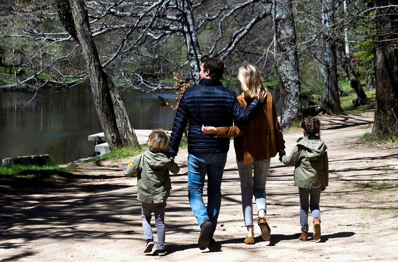 Pablo Casado e Isabel Torres pasean junto a sus hijos por la localidad abulense de Navas del Marqués. (EFE)
