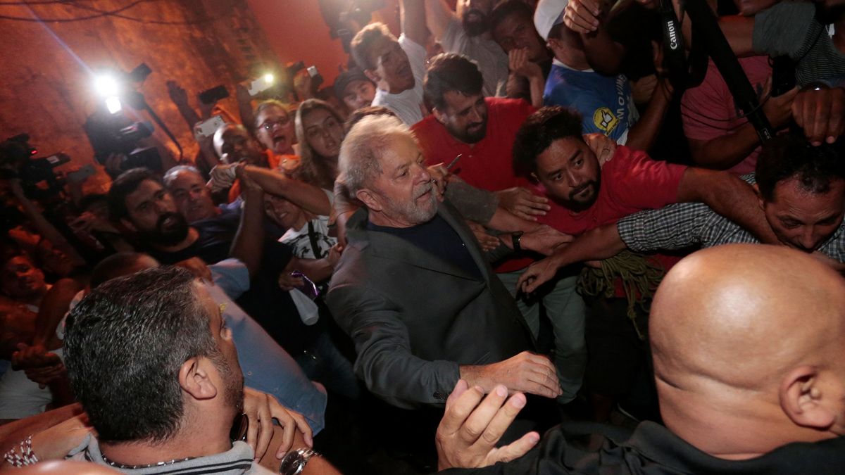 Lula se entrega finalmente a la policía para su ingreso en prisión