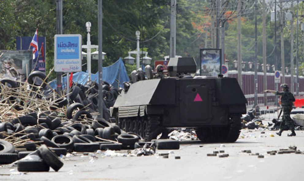 Foto: Cuatro muertos y 50 heridos en el choque entre Ejército y 'camisas rojas' en Bangkok