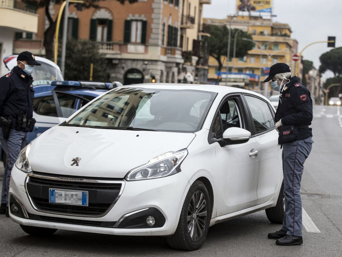 Foto: Dos policías italianos realizando controles en Roma. (Reuters)